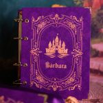 Fichário_caderno_argolado_rainha_branca_de_neve_capa_vermelha_azul_dourada_maçã_vintage_medieval_princesa_contos_fada