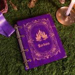 Fichário_caderno_argolado_rainha_branca_de_neve_capa_vermelha_azul_dourada_maçã_vintage_medieval_princesa_contos_fada