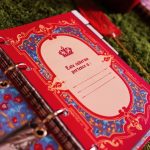 Fichário_caderno_argolado_branca_de_neve_capa_vermelha_azul_dourada_maçã_vintage_medieval_princesa_contos_fada