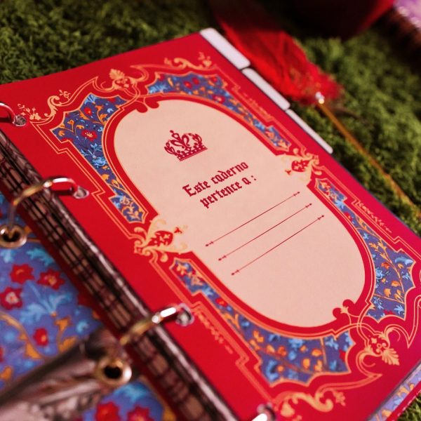 Fichário_caderno_argolado_branca_de_neve_capa_vermelha_azul_dourada_maçã_vintage_medieval_princesa_contos_fada