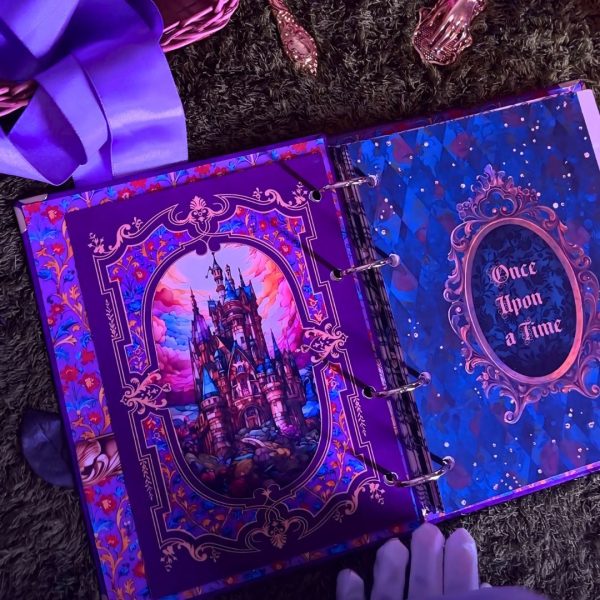Fichário_caderno_argolado_rainha_branca_de_neve_capa_vermelha_azul_dourada_maçã_vintage_medieval_princesa_contos_fada