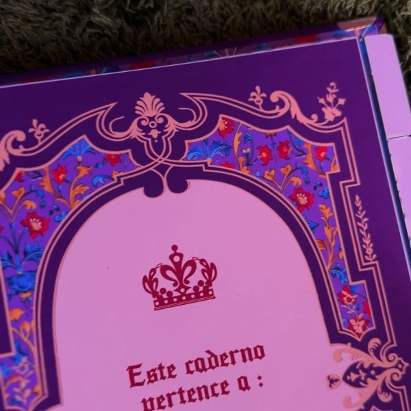 Fichário_caderno_argolado_rainha_branca_de_neve_capa_vermelha_azul_dourada_maçã_vintage_medieval_princesa_contos_fada